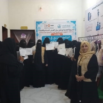 بازار لمنتجات مستفيدات من تدريب مهني في مجال الخياطة