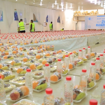 توزيع 20 ألف وجبة إفطار في مدينة تعز