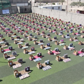 حقائب شتوية تمنح الدفء لـ200 أسرة نازحة