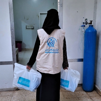 الوصول الإنساني في شبوة توزع 180 وجبة إفطار