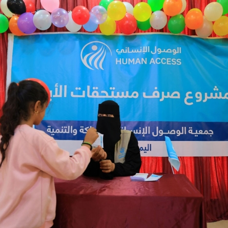 المستحقات النقدية ترسم الابتسامة على وجوه 22000 يتيم ويتيمة في اليمن