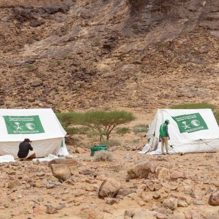 مركز الملك سلمان للإغاثة يوزع مساعدات إيوائية عاجلة للأسر النازحة في محافظة شبوة
