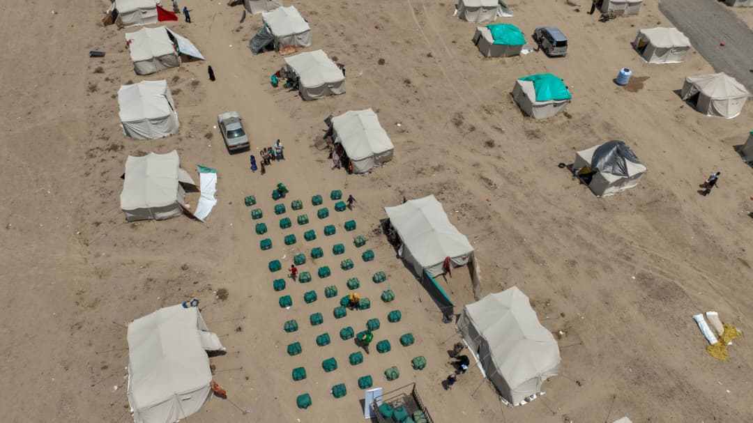 مركز الملك سلمان للإغاثة يوزع حقائب إيوائية للأسر النازحة في عدن