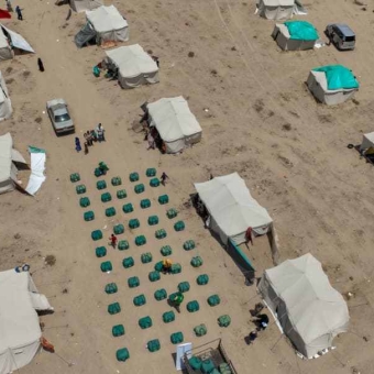 مركز الملك سلمان للإغاثة يوزع حقائب إيوائية للأسر النازحة في عدن