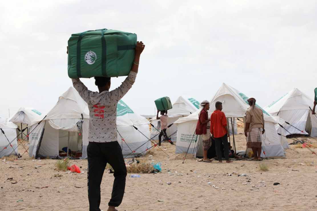 مركز الملك سلمان للإغاثة يدشن توزيع 171 خيمة و171 حقيبة إيواء في لحج