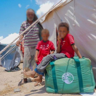 مركز الملك سلمان للإغاثة يوزع 463 خيمة و528 حقيبة إيوائية للنازحين في اليمن