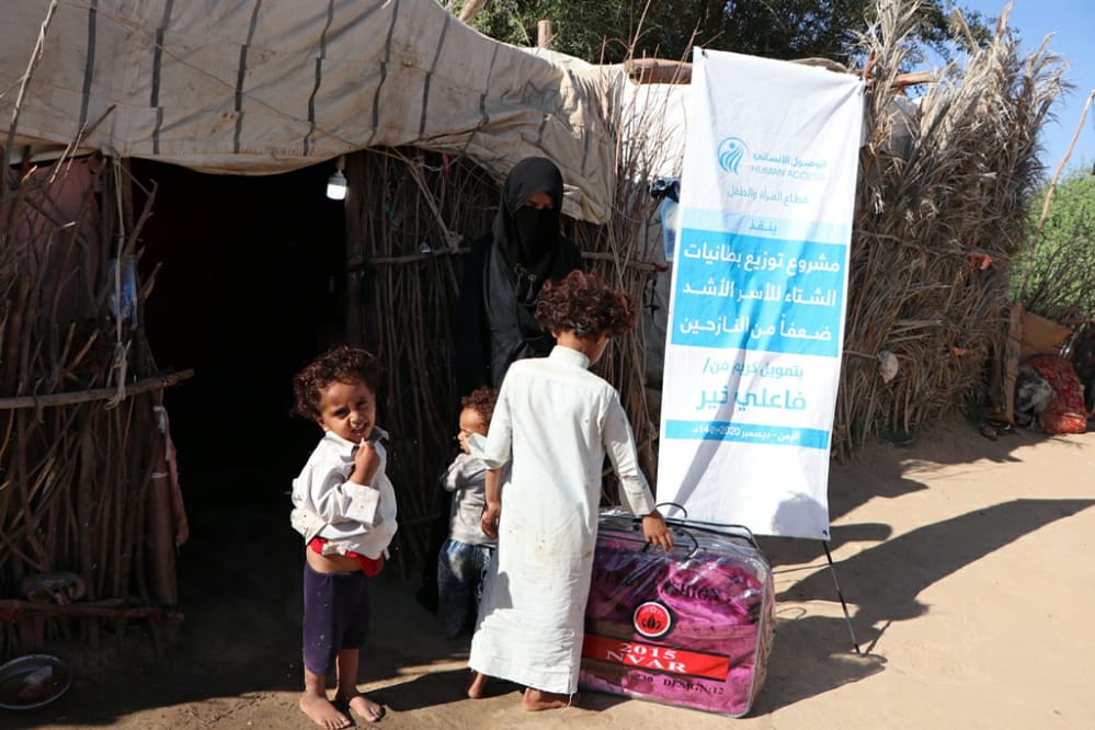 Distribution of winter blankets for displaced families in Al Wadi district, Marib Governorate