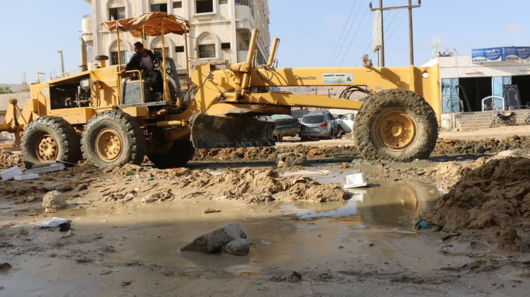 Cleaning campaign, waste disposal and opening of main roads in Mukalla