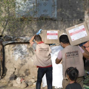 YERYUZU DOKTORLARI distributes (300) food baskets to poor families 