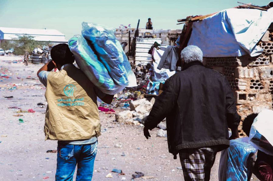 Delivery of blankets to people affected by fire in Al-Mudhallal camp for IDPs