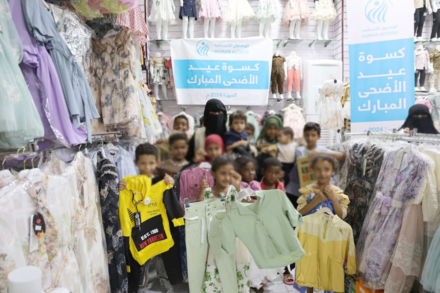 76 orphans of poor families receive Eid clothing in Al-Mahra