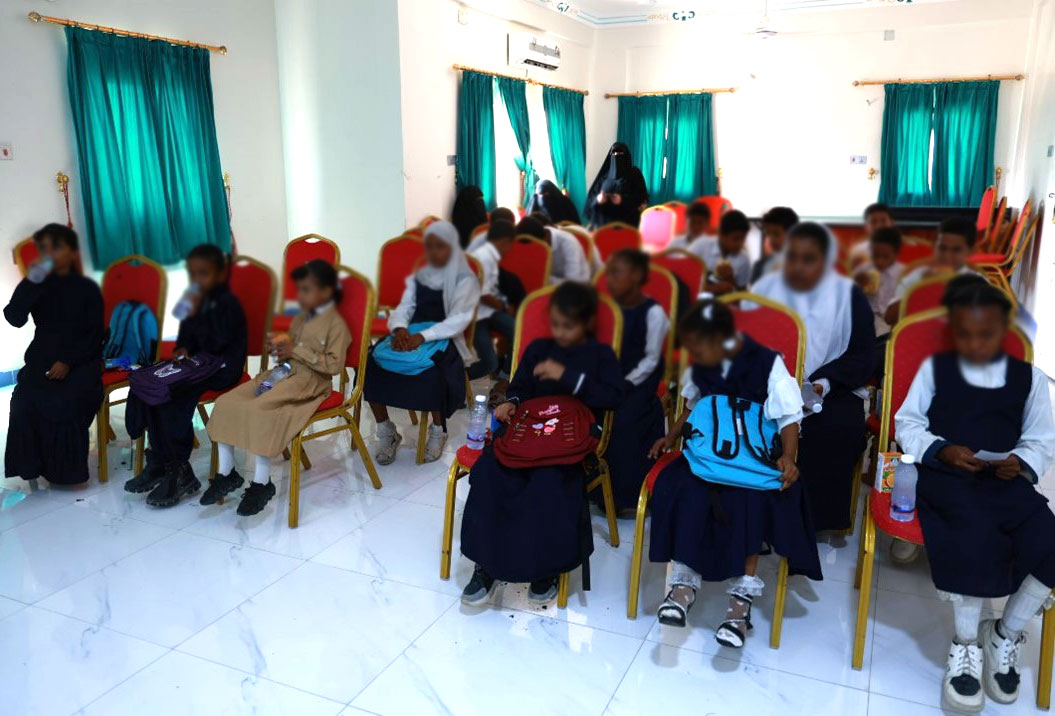 Vulnerable students in Al-Mahrah receive school uniforms and bags 