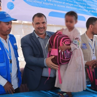 50 refugee children receive birth certificates and school bags