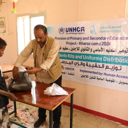 2,340 students in Kharaz refugee camp receive school supplies 