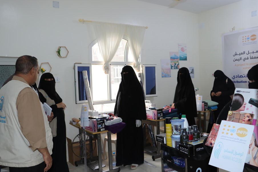 Al-Mahrah and Marib: 33 women receive vocational training and livelihood grants