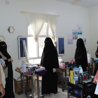 Al-Mahrah and Marib: 33 women receive vocational training and livelihood grants 