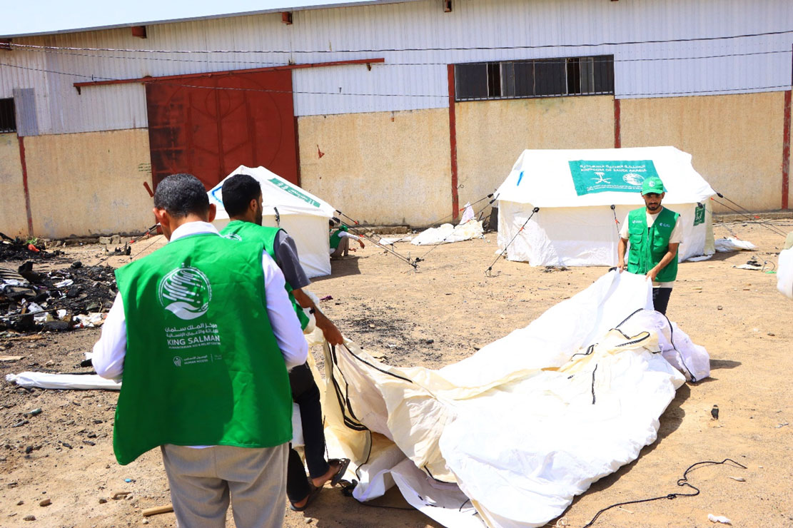 KSrelief Center distributes emergency shelter aid to those affected by fire at Al-Salam Camp for IDPs in Marib