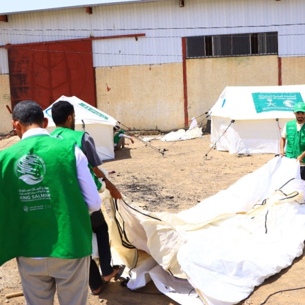 KSrelief Center distributes emergency shelter aid to those affected by fire at Al-Salam Camp for IDPs in Marib