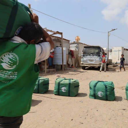 KSrelief Delivers Emergency Shelter Assistance to IDP Families in Aden