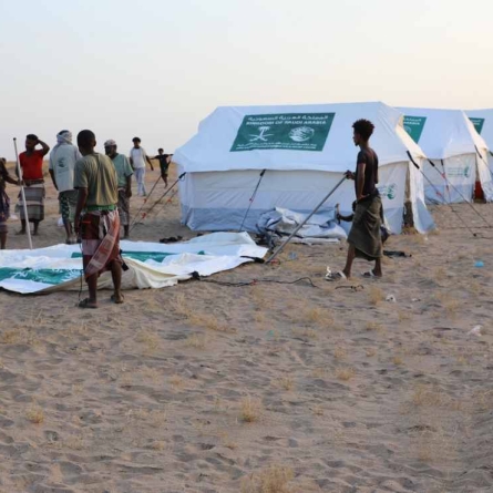KSrelief Center Distributes Emergency Shelter Aid to Displaced Families in Lahj